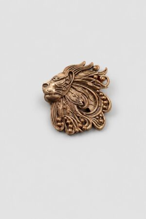 Antique gold lion head brooch featuring intricate ornamental detailing and flowing mane-inspired patterns, ideal for weddings and formal occasions.